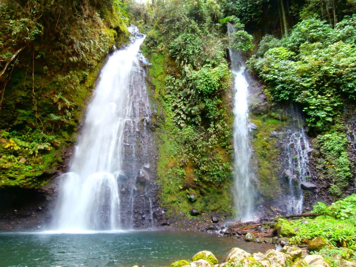 Cataratas La Muralla y Las Trillizas en las faldas del volcán Turrialba