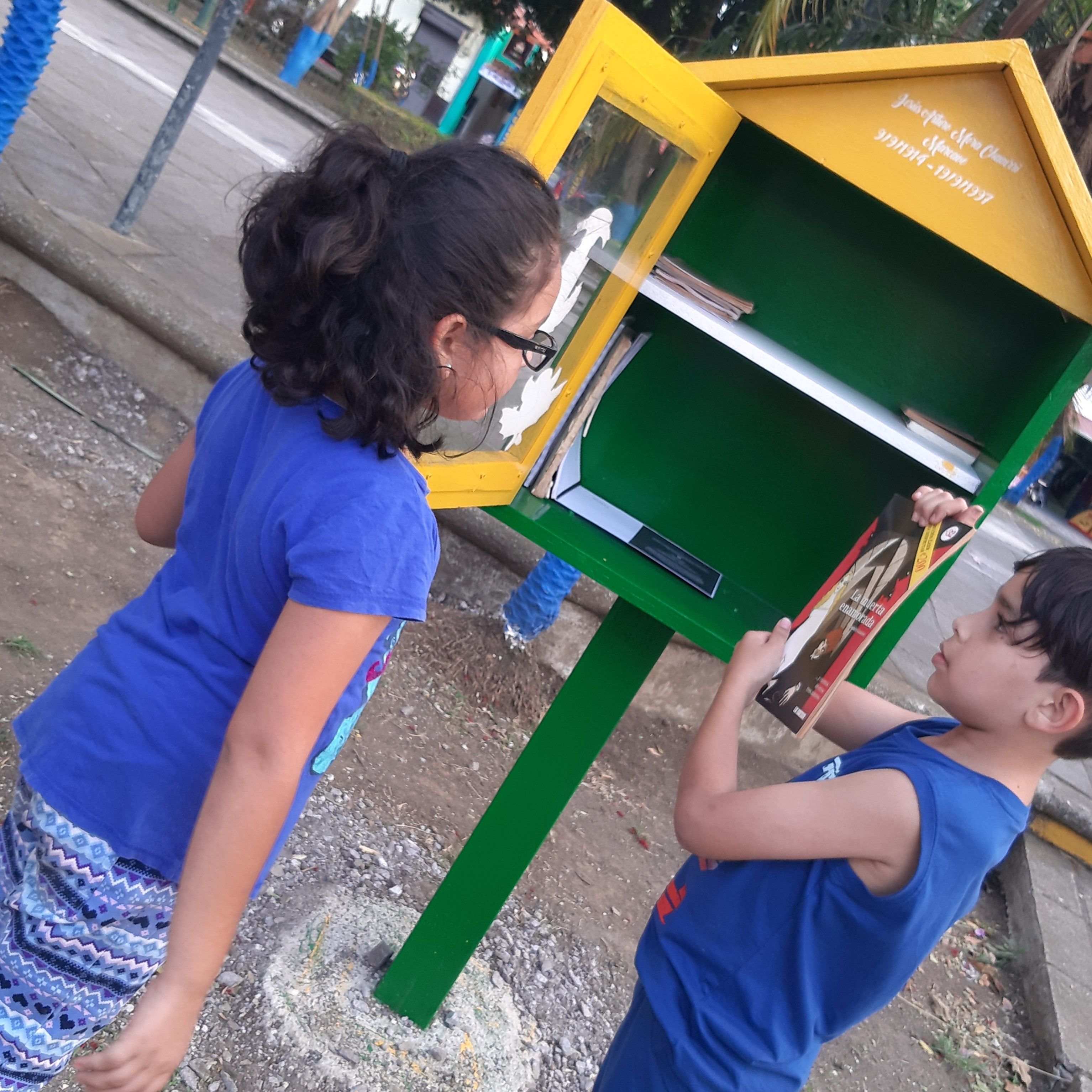 Lleve libros a las casitas para trueque en Tibás y Heredia