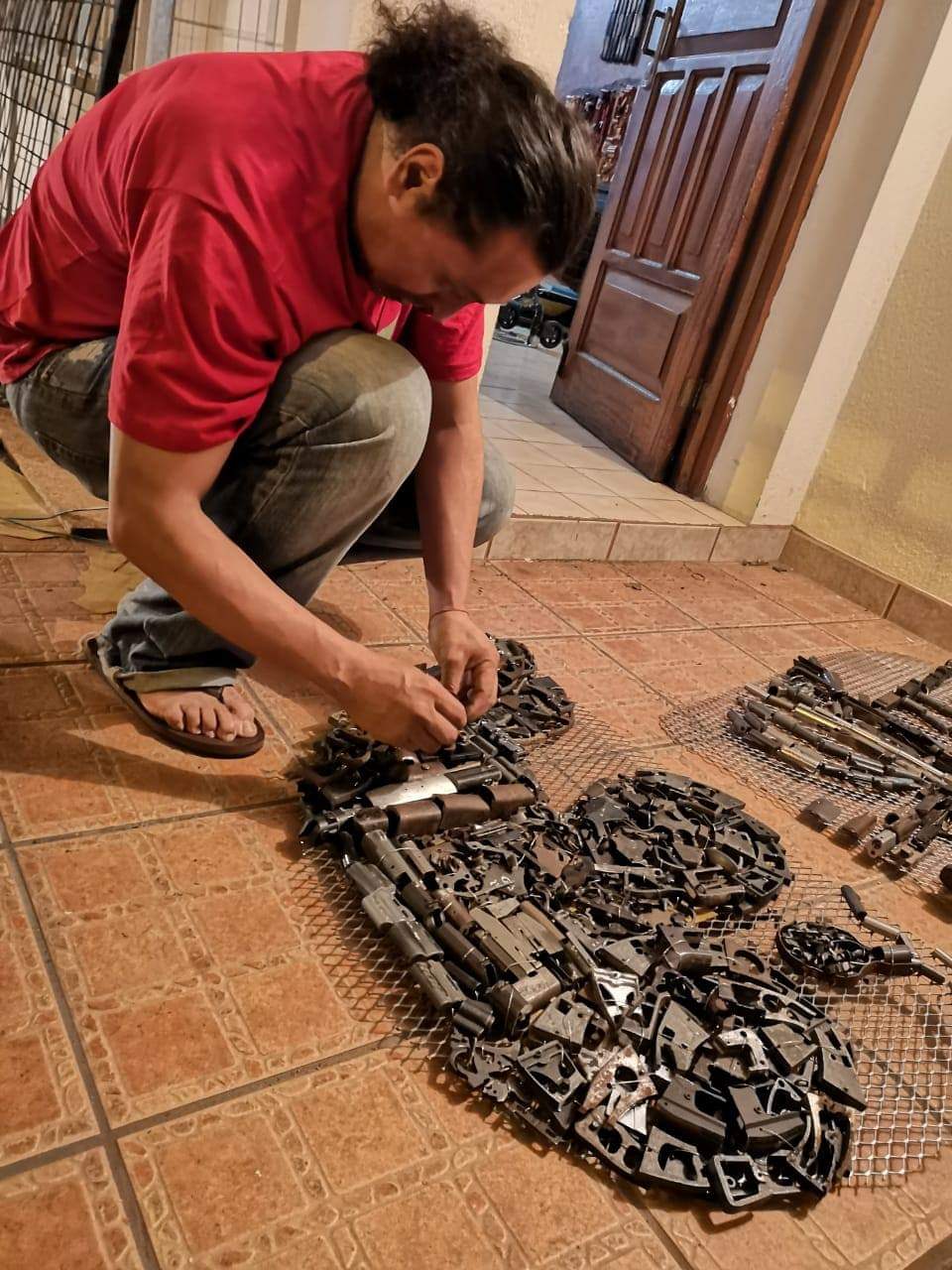 Mural construido con armas conmemora atentado de la Penca