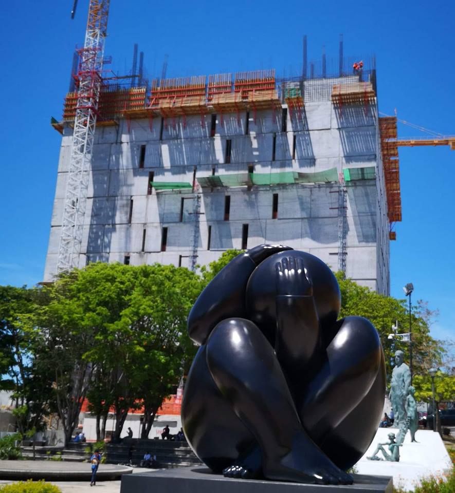 El edificio que llena de ruido la Plaza de la Democracia