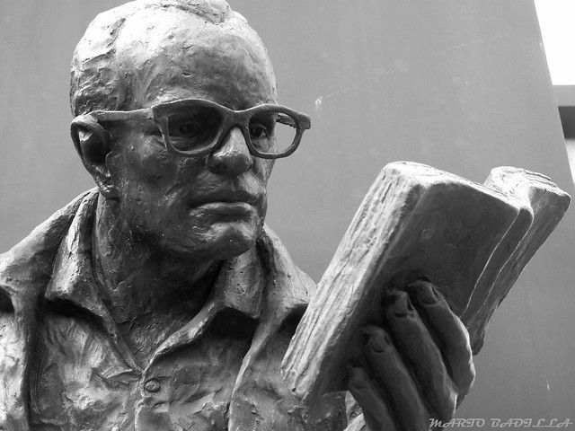 Insólito: Diputado quiere crear el Día Nacional de la Poesía, ¡pero ya existe!