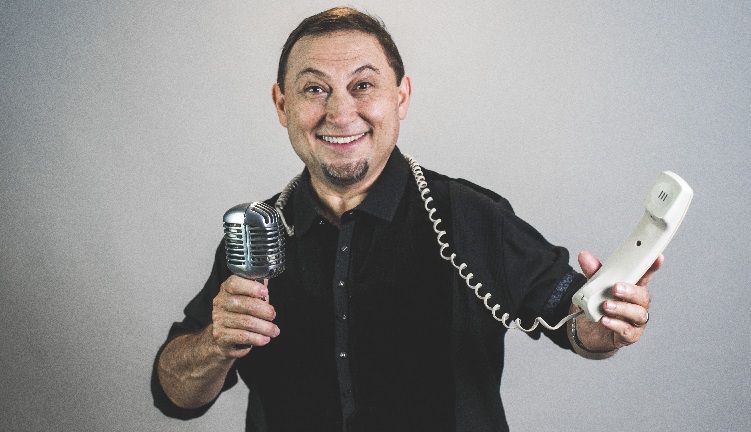 Locutor tico se impone en concurso a 300 locutores de Iberoamérica