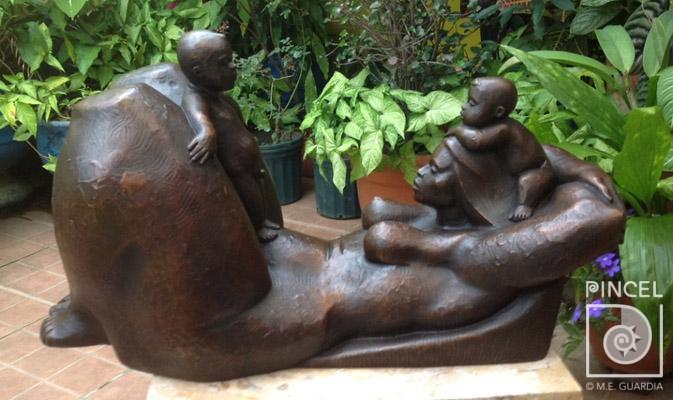 Admire cómo la maternidad ha sido resaltada por la escultura nacional