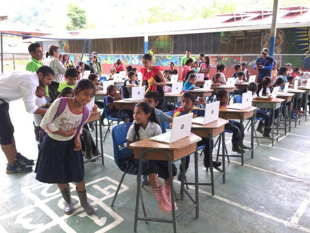 estudiantes aula educacion niños