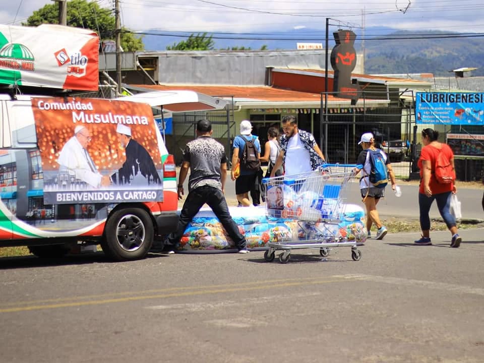 musulmanes-romeria Musulmanes reparten agua en la Romería y provocan aplausos