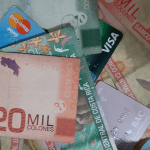 Devaluación del colón en el mercado cambiario