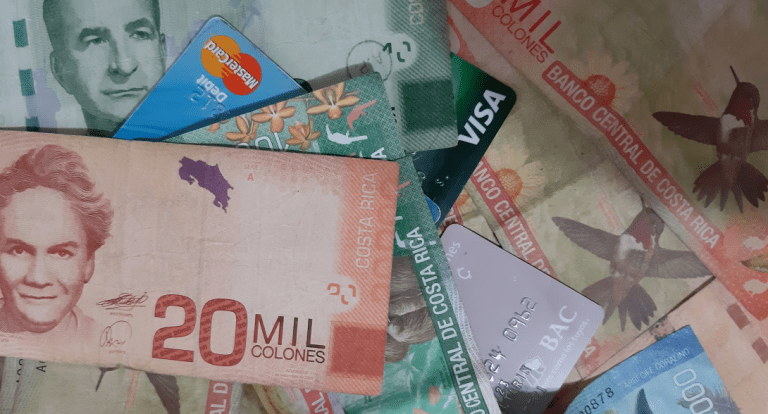 Devaluación del colón en el mercado cambiario