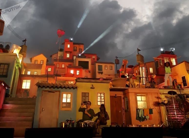 Una favela de cartón piedra desata aplausos y controversia en el “Rock in Río”