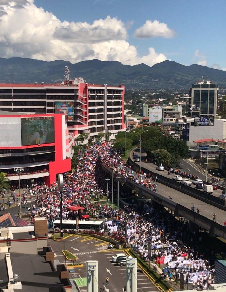 Universitarios marchan hoy en orden y con respeto por su presupuesto (fotos)