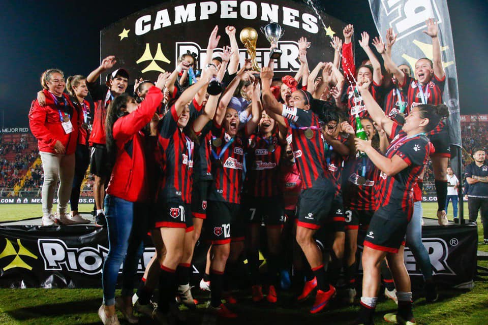¡Estadio repleto! Fútbol femenino tuvo su fiesta. ¿El inicio de una nueva era?