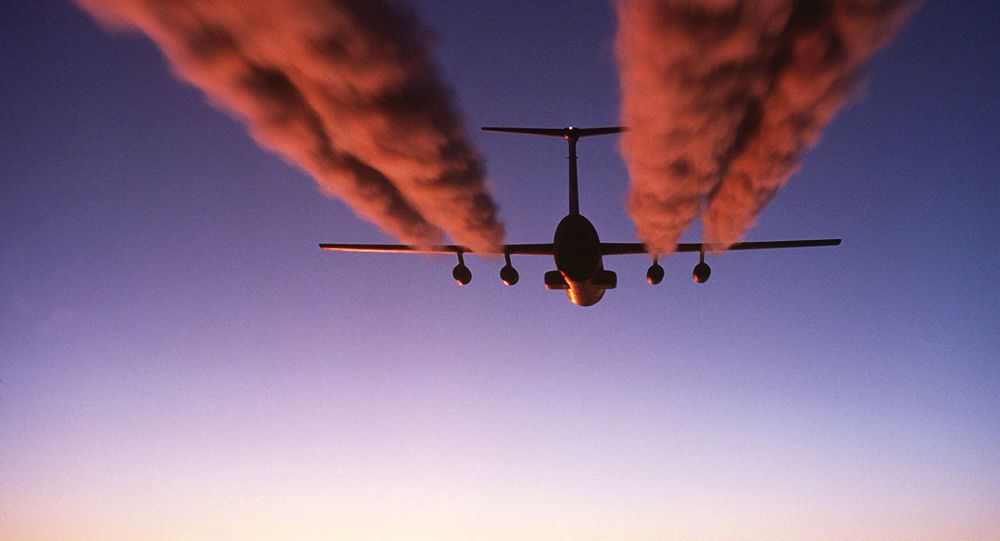 avion-humo ¿Cuál es tu huella de carbono? Descubre cómo calcularla y viaja consciente
