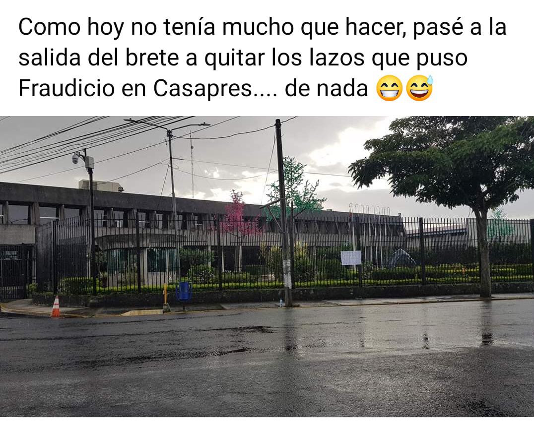 Ciudadano en motocicleta quita lazos negros que puso Fabricio frente a Casa Presidencial