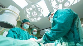CCSS anuncia aumento de hasta ₡350.000 para médicos especialistas