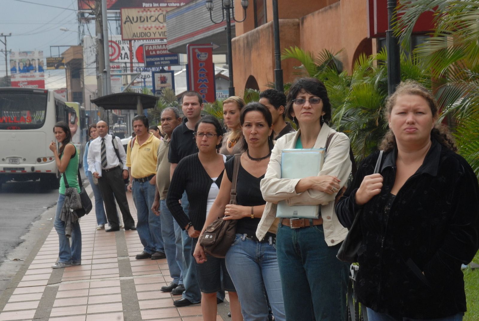 ticos-acera Corruptos, burlistas, alegres y sociables: así se perciben los ticos ◘ Archivo CCR