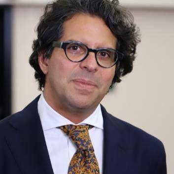 Ex ministro Edgar Mora reclama al Gobierno falta de acreditaciones contra desempleo