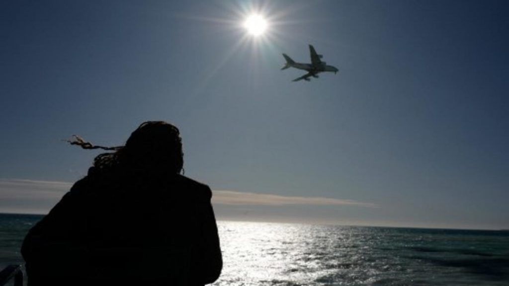 avion sobre el mar