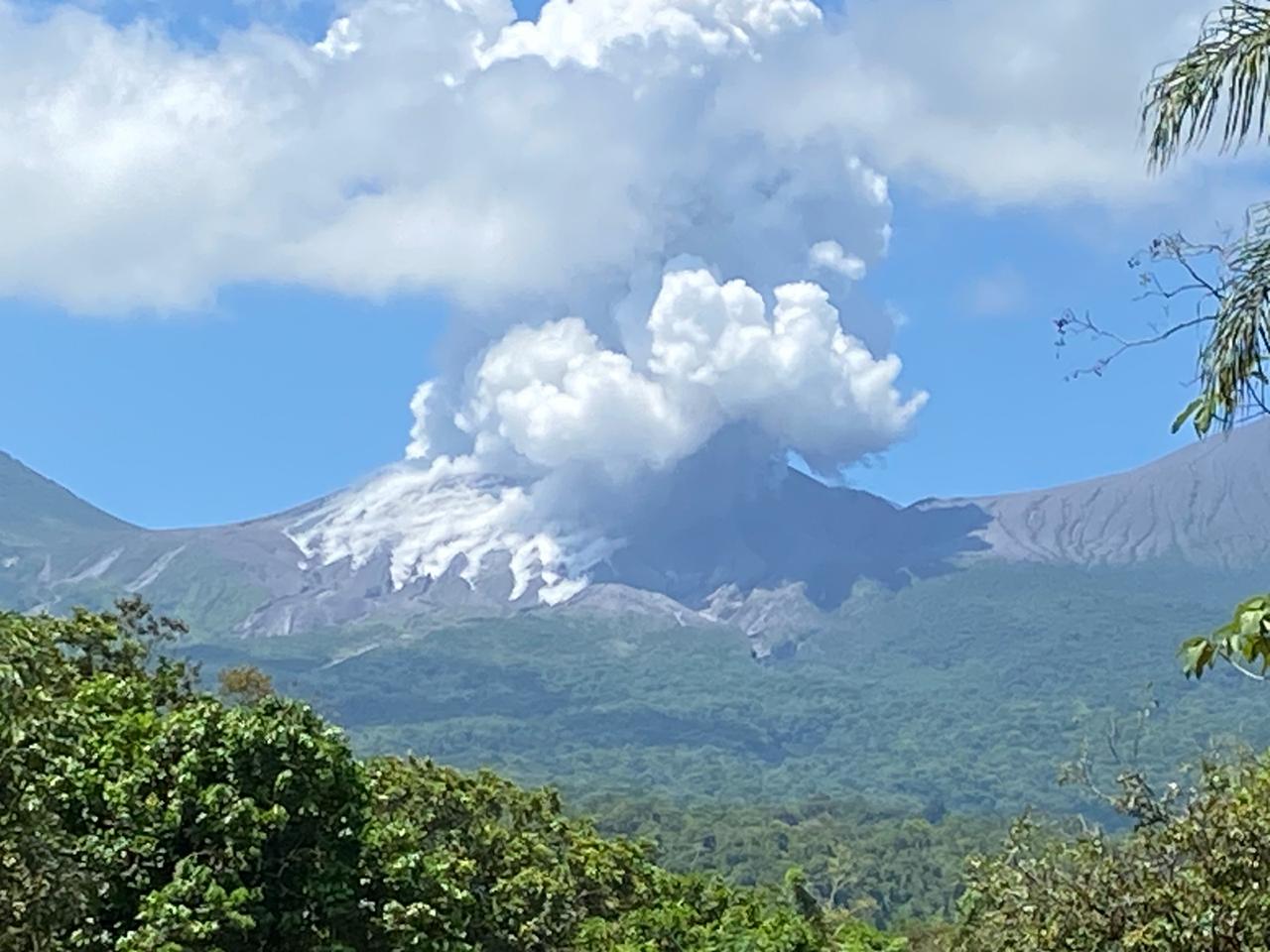 Hoy domingo: Rincón de la Vieja vuelve a hacer erupción ◘ Video