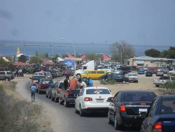 filas de carros llegando playa