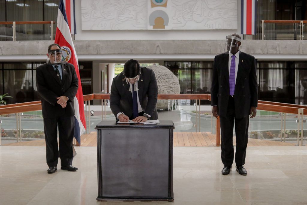 La responsabilidad de la firma del gobernante ◘ Voz propia 1 Firma ReformaConstitucionSesionesLegislativas CasaPredsidencial 22June2020 rosanchezphoto 3695