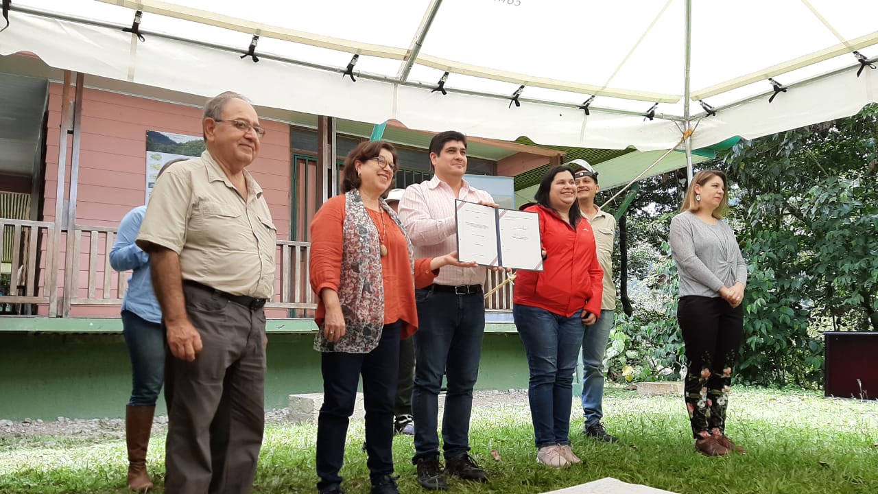 Ley histórica para dar acceso humano al agua fue firmada por Carlos Alvarado