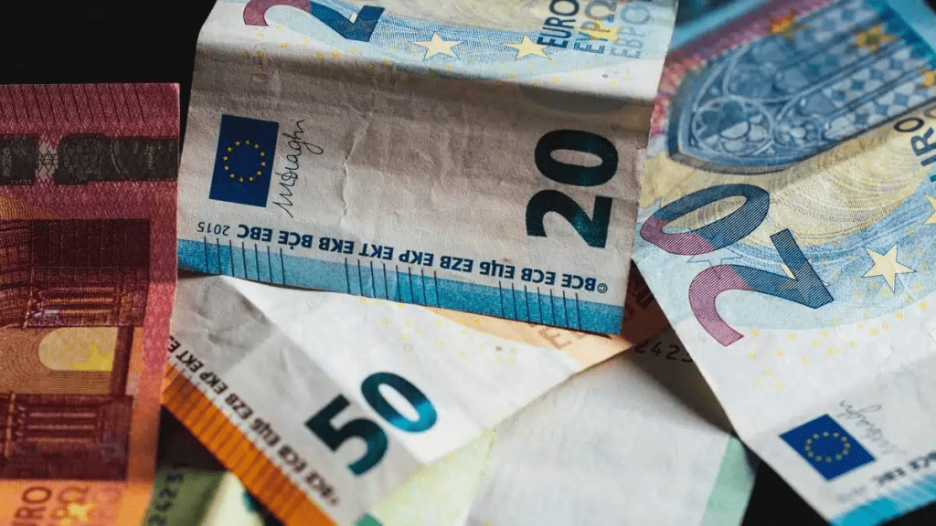 billetes-España España entra en recesión al desplomarse su PIB