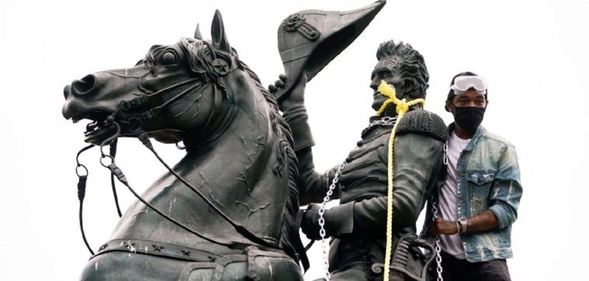 Encuentra los monumentos que están cayendo en el mundo para reescribir la historia