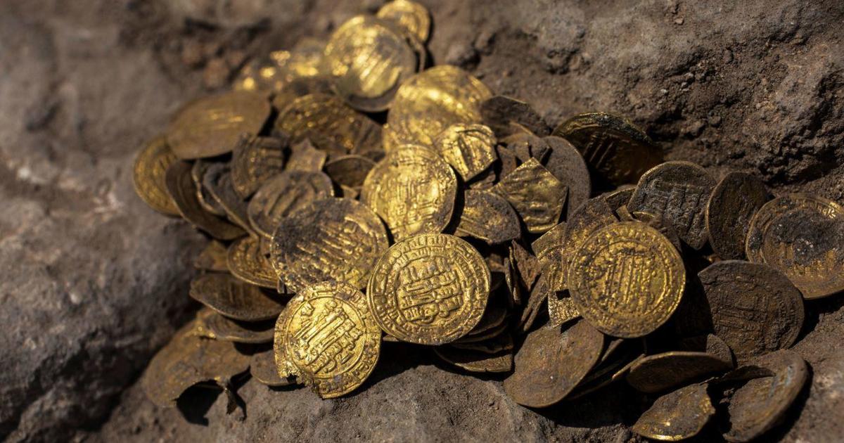 Desentierran un milenario tesoro escondido con 425 monedas de oro en Israel | Fotos