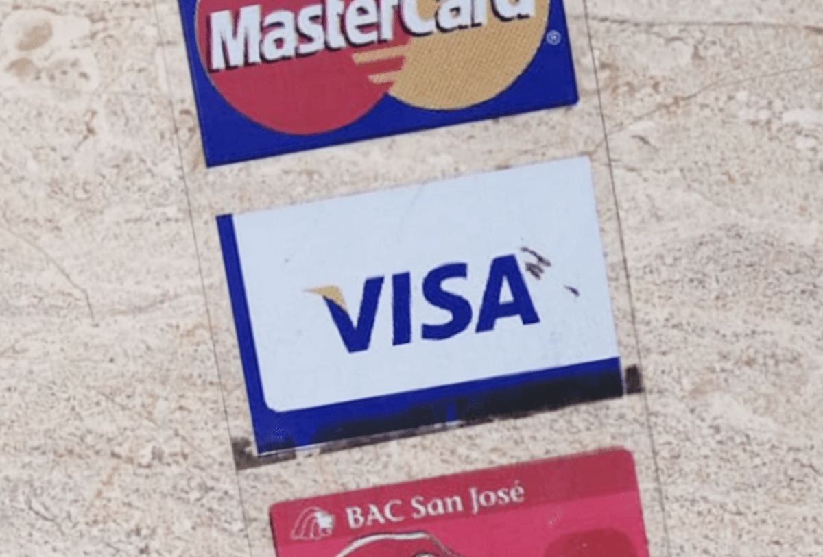 Disminuye cantidad de tarjetas de crédito y aumenta débito en circulación