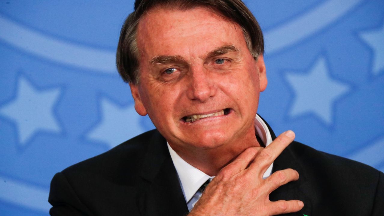 Bolsonaro-cuello Bolsonaro podría pasar el resto de su vida en la cárcel si se le declara culpable del intento de golpe de estado en enero de 2023