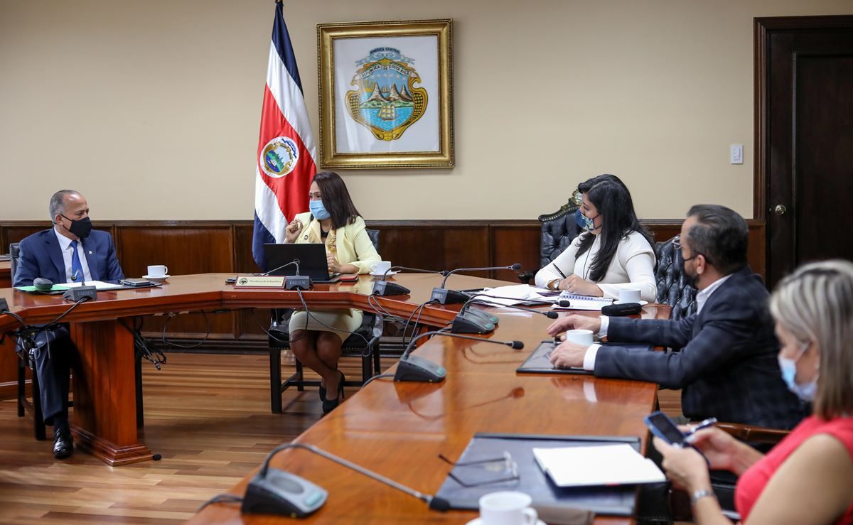 Ejecutivo apostará por renta global, incremento de IVA y gravar transacciones bancarias