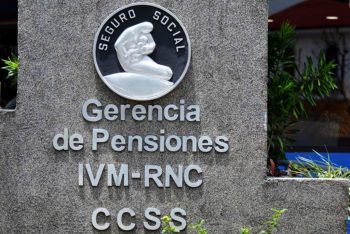Proyecto de Marta Esquivel busca sacar pensiones no contributivas de la CCSS: ¿Se busca el clientelismo político? 11 Gobierno de Laura Chinchilla negoció dinero de pensiones de la CCSS.
