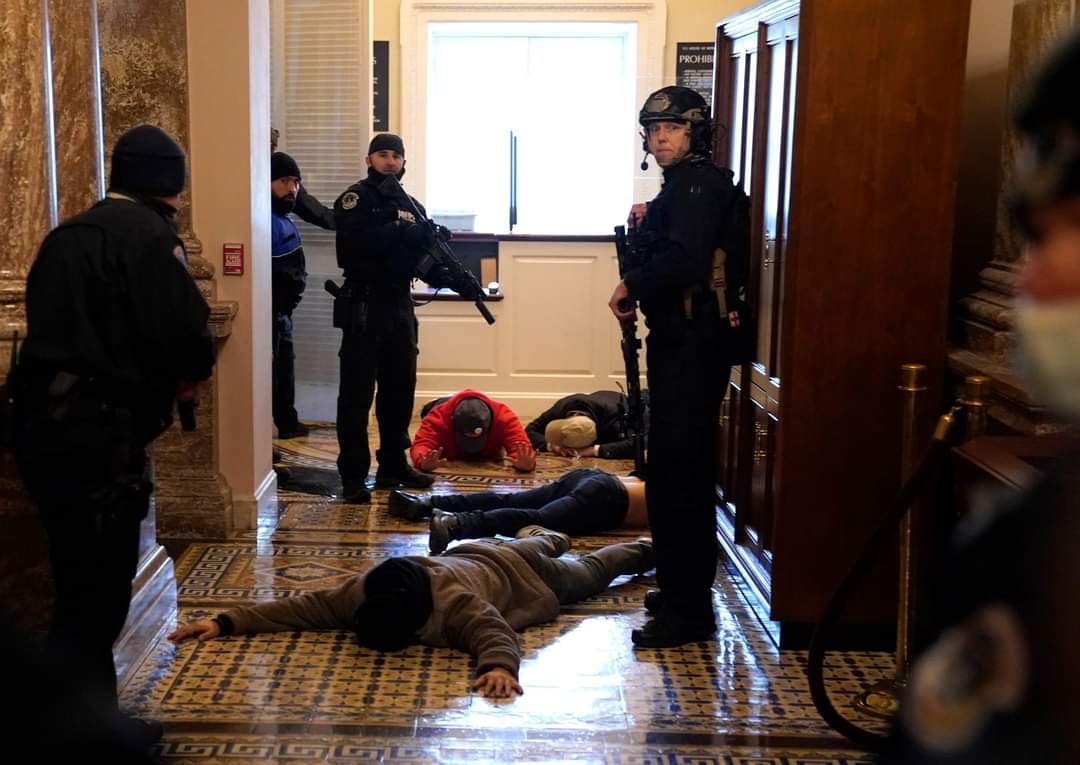 Un nuevo vídeo arroja algo de luz sobre la muerte de Ashli Babbitt en el Capitolio de EEUU