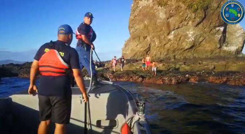 Familia pasó noche en una isla tras naufragio en el Pacífico de Guanacaste