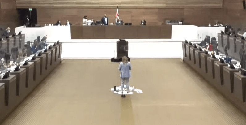 “Cobarde”: Así califica la diputada Céspedes al presidente del Congreso por cerrar el plenario
