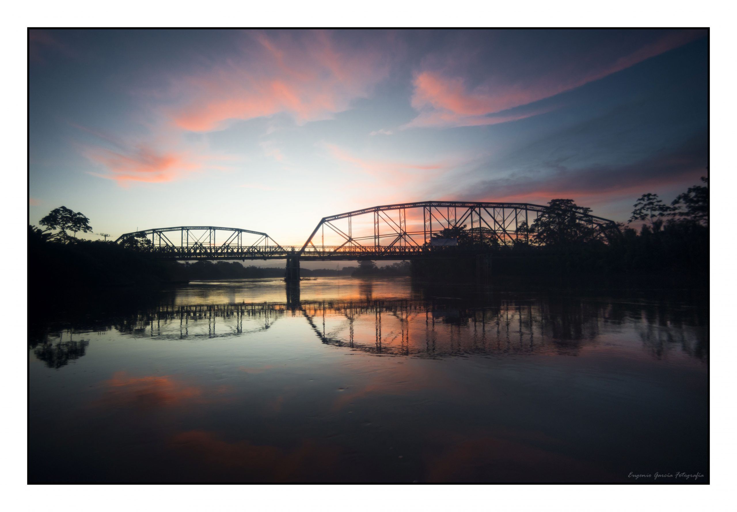 Sixaola-puente-anochecer Gobierno abre fronteras este lunes a pesar de riesgo inminente por incremento en datos pandémicos