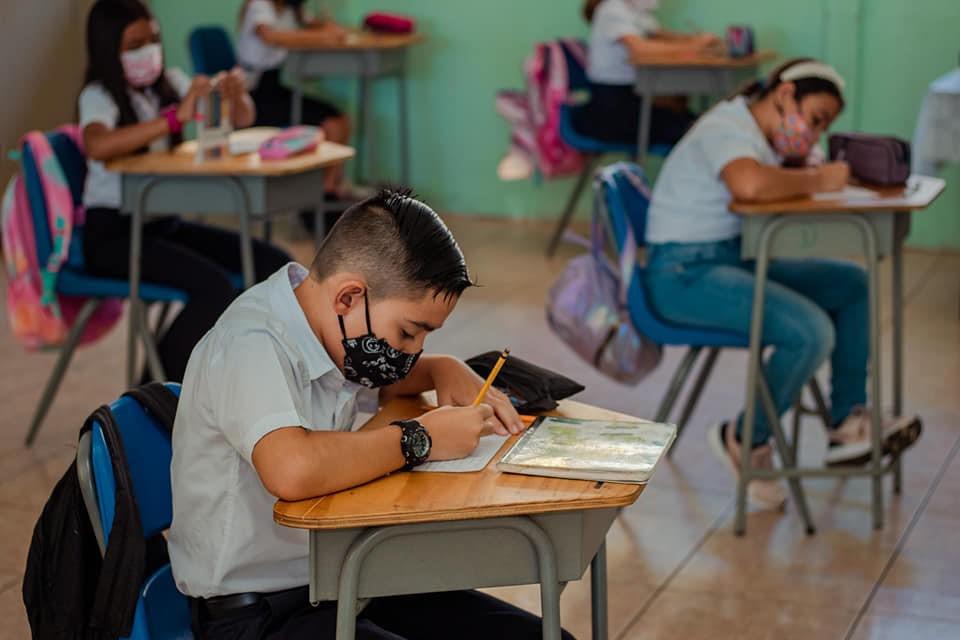 Concurso de cuentos escolar celebra el mes del libro con creatividad infantil