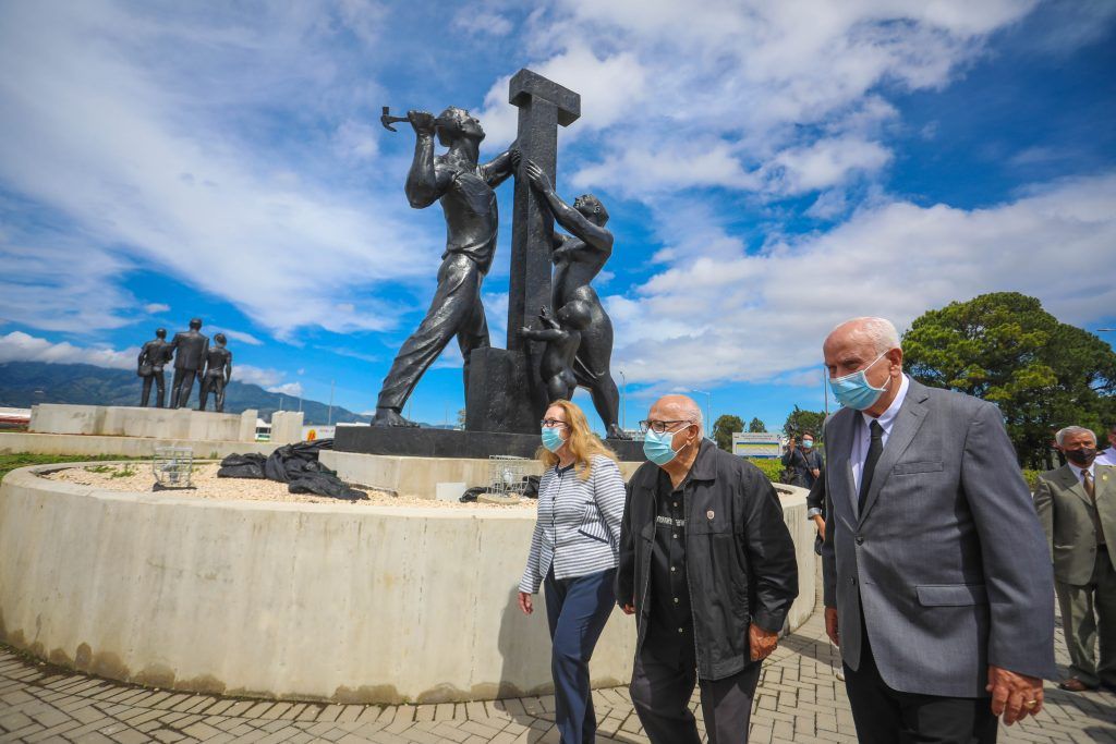 Develacion de Esculturas Monumento Garantias Sociales Paso a desnivel de las Garantias Sociales Ministro Rodolfo Mendez Mata Olger Villegas Escultor foto Julieth Mendez Ramirez 6 5 2021 24