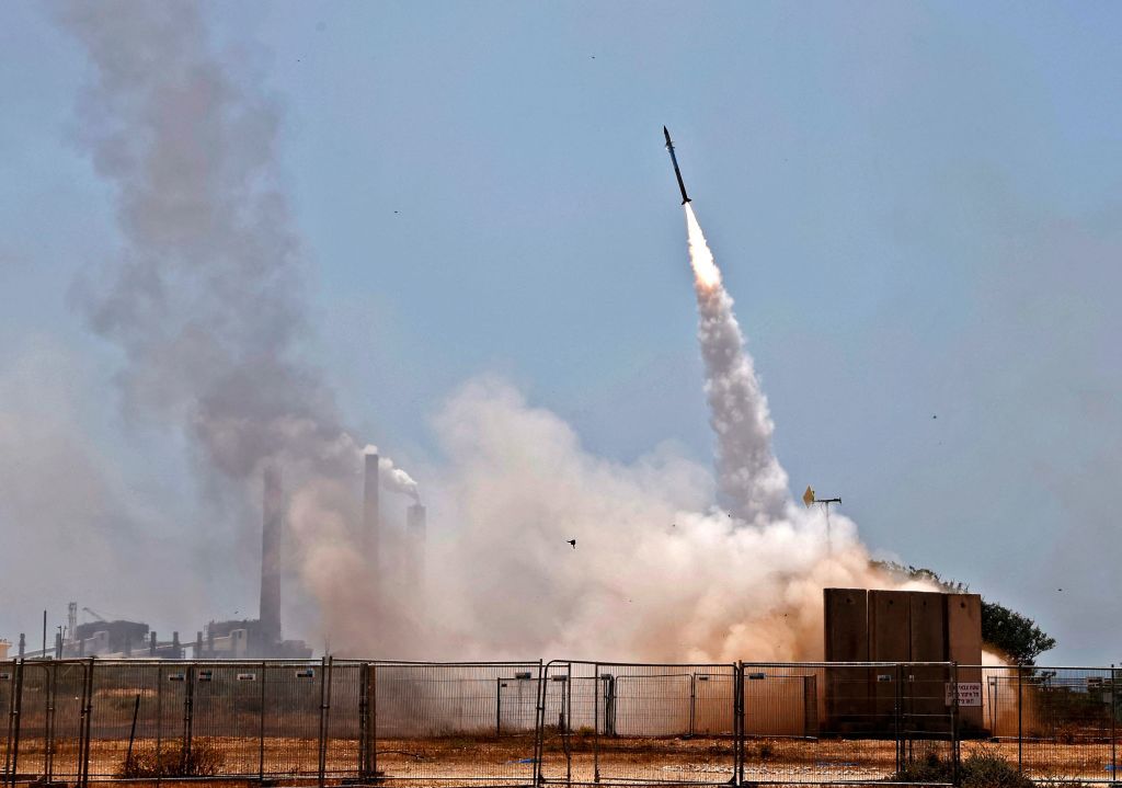ISRAEL-PALESTINIAN-CONFLICT Alerta: Israel y Hezbolá enfrentan intensos combates con cientos de cohetes y aviones militares este domingo