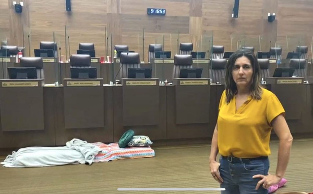Nidia Céspedes deja el centro del plenario luego de negociar con nueva presidenta del Congreso