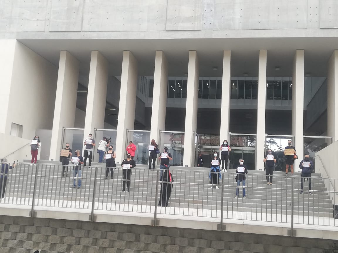 Artistas realizan plantón frente a la Asamblea Legislativa para pedir Ley de emergencia cultural