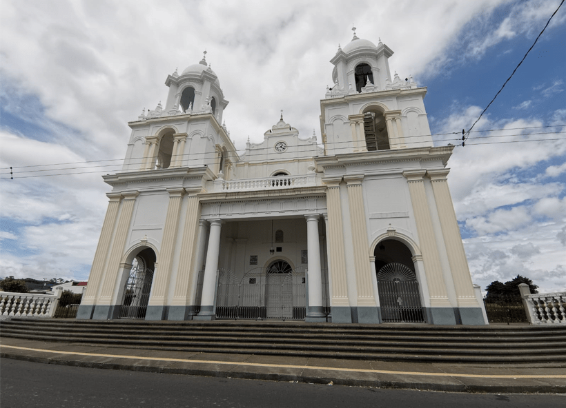 ¿Por qué las cúpulas de la Basílica de Santo Domingo lucen de color negro?