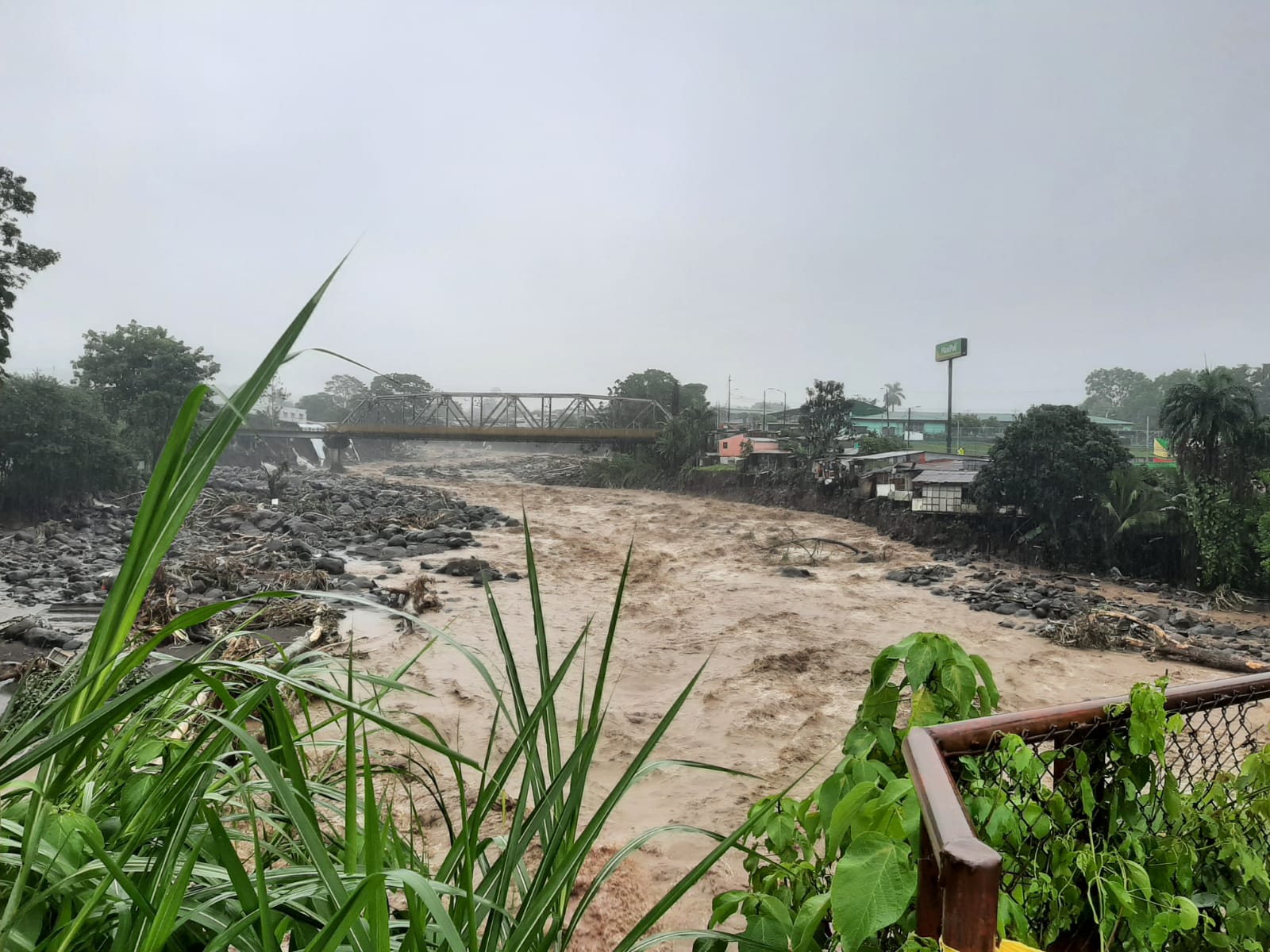 Presidente Alvarado suspende gira por Guanacaste ante emergencia por lluvias en Caribe y Zona Norte