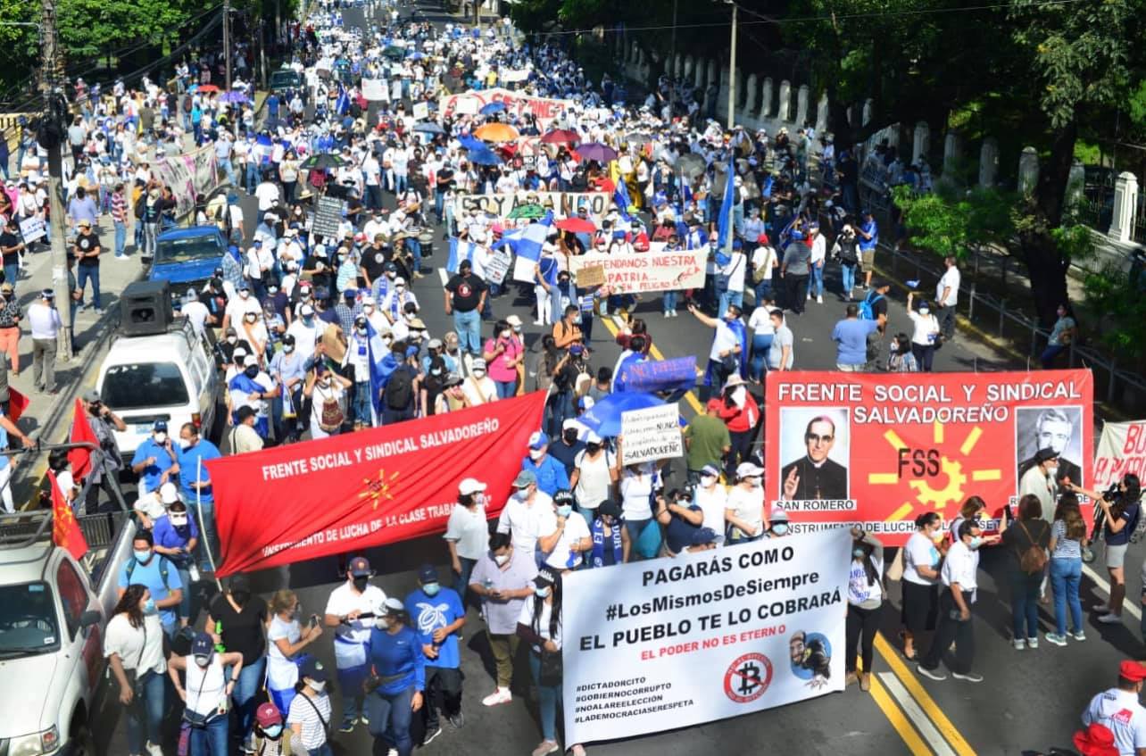 Miles de salvadoreños le nublan el Bicentenario a Bukele con marcha
