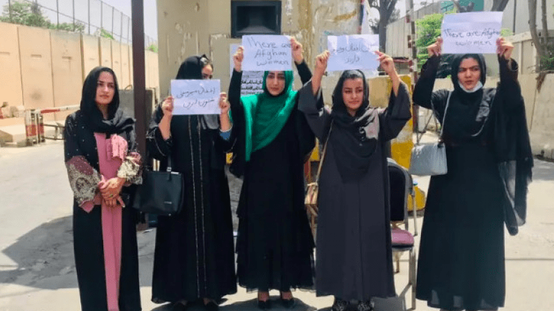 Mujeres se atreven a protestar en Afganistán y son repelidas con gas lacrimógeno