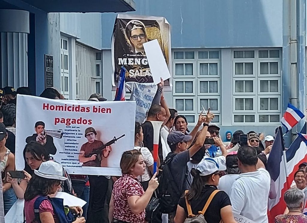 Los Antivacunas difaman a quienes no piensan igual.