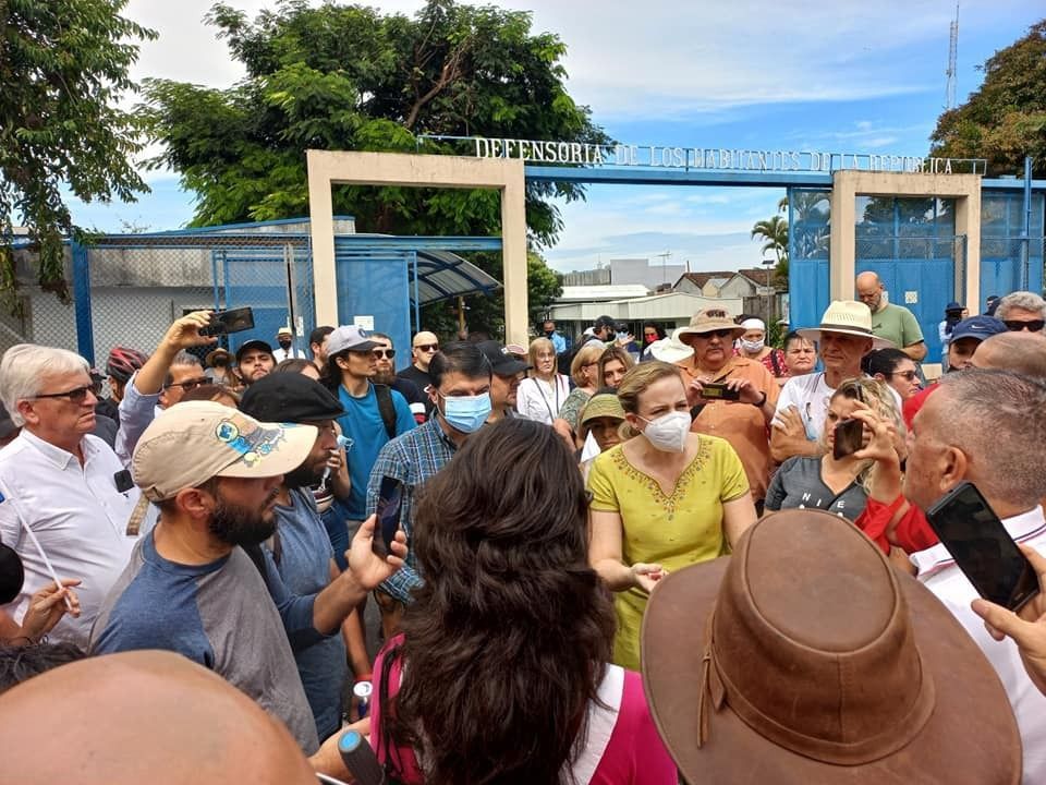 Un puñado de antivacunas ‘invade’ Defensoría con la venia de Crespo: funcionarios muy molestos