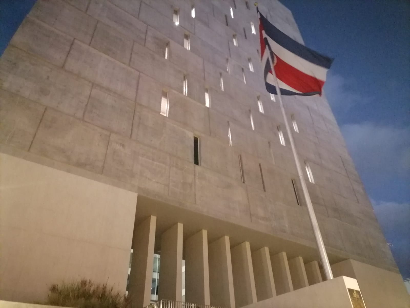 Congreso-bandera-frente Chaves convocó ley para eliminar pensiones de lujo en 6 instituciones públicas
