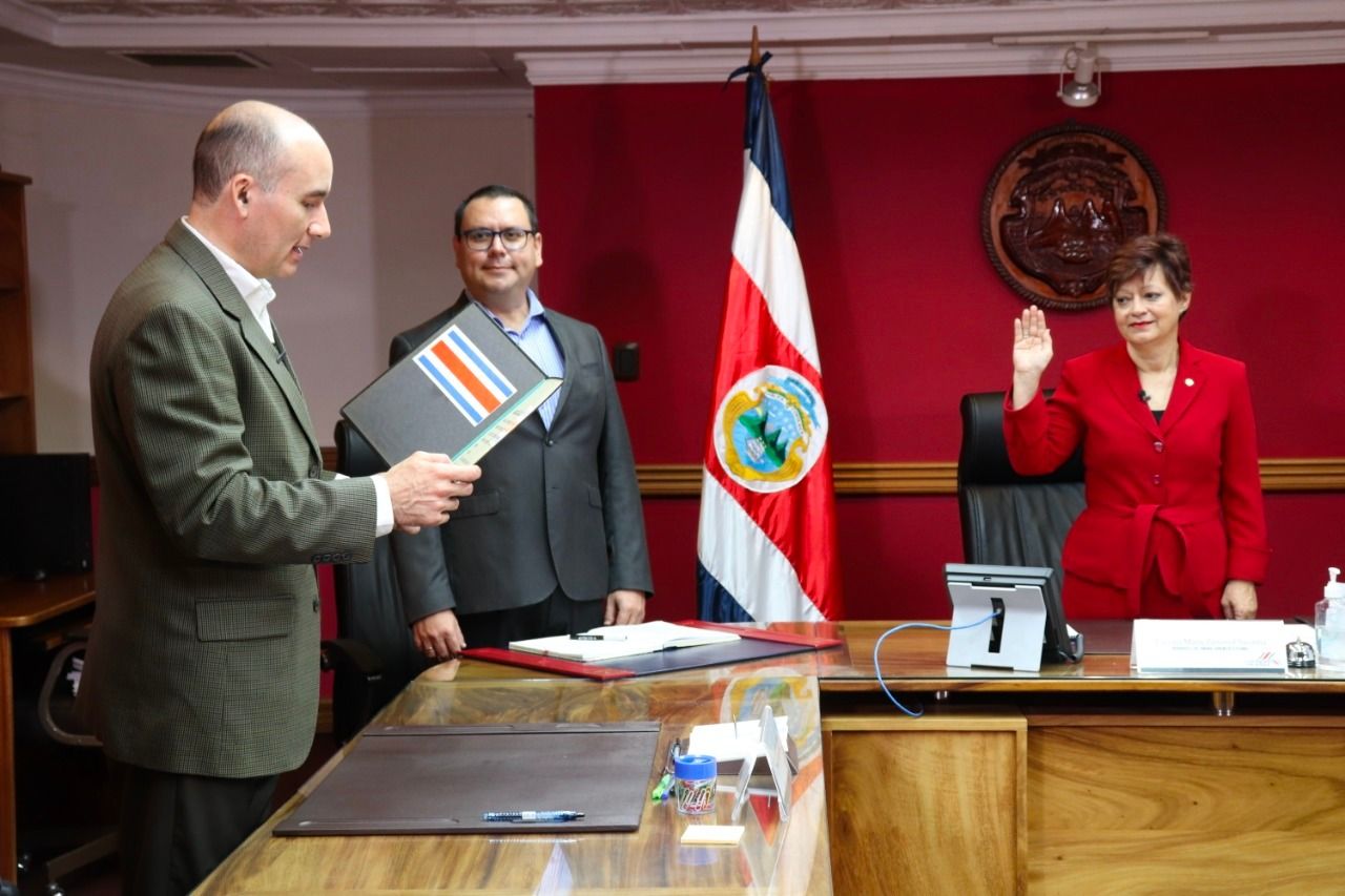 Nueva presidenta del TSE: “Asumo en homenaje a la lucha de tantas mujeres por su igualdad”