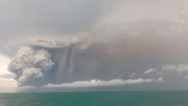 Erupcion-volcan-Tonga Leve aumento de mareas en Costa Rica por erupción de volcán submarino en el Pacífico