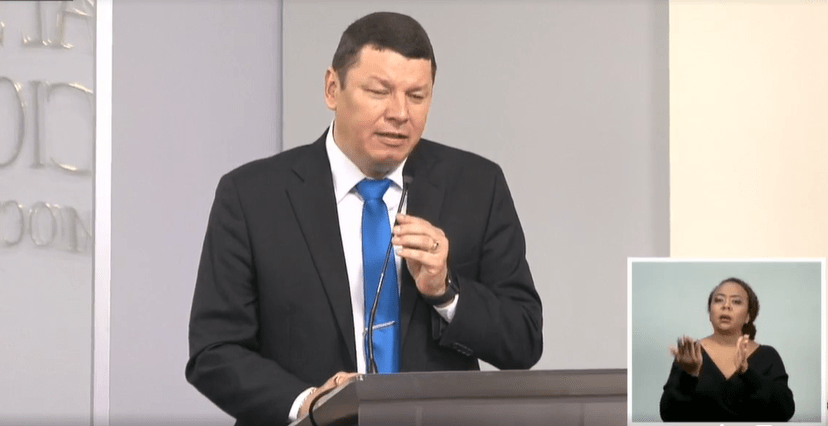 Óscar López del PASE lanza exabrupto contra el TSE al cierre del debate nacional